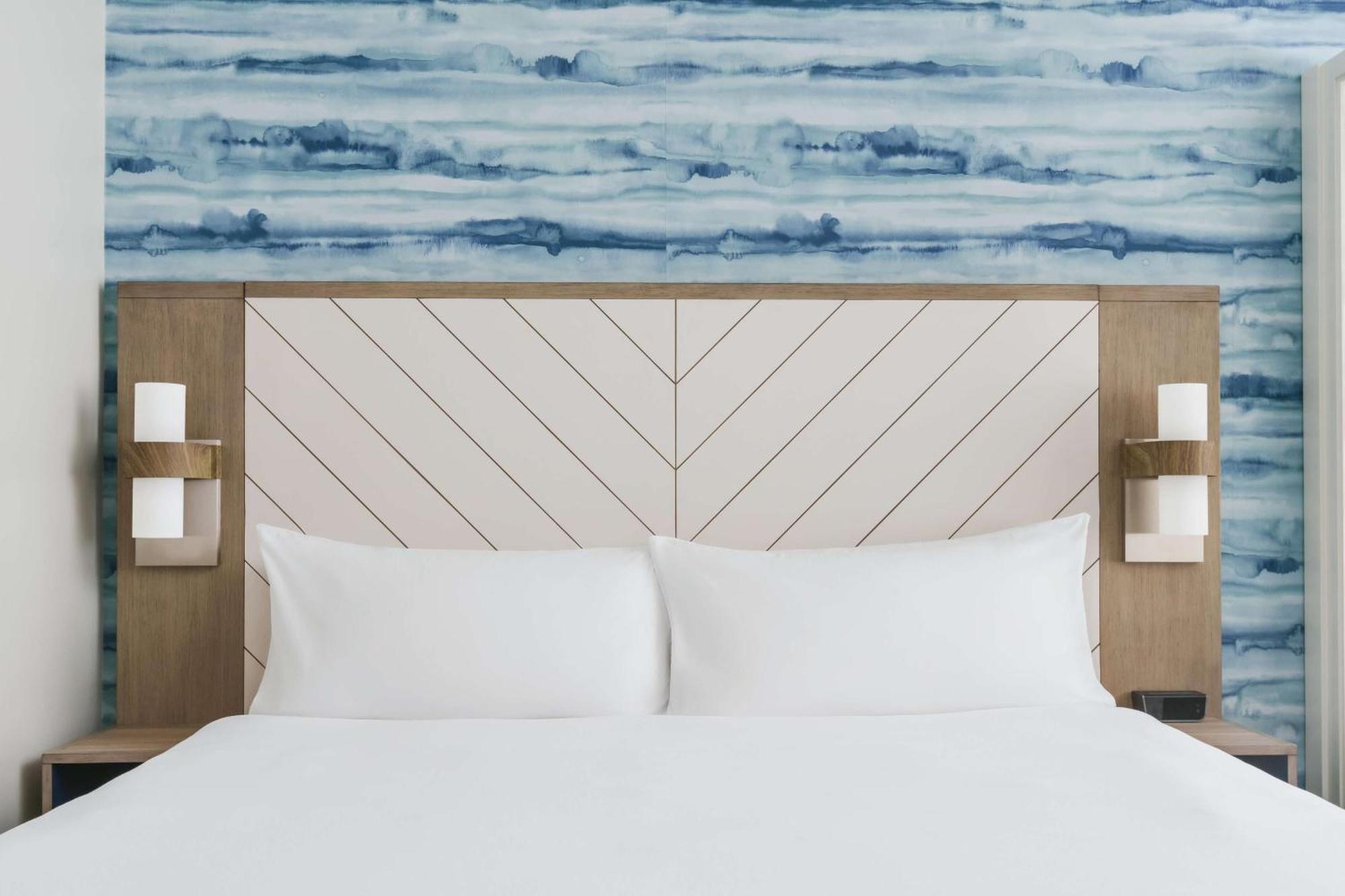Hyatt Place Panama City Beach - Beachfront Exterior photo A bed with a headboard