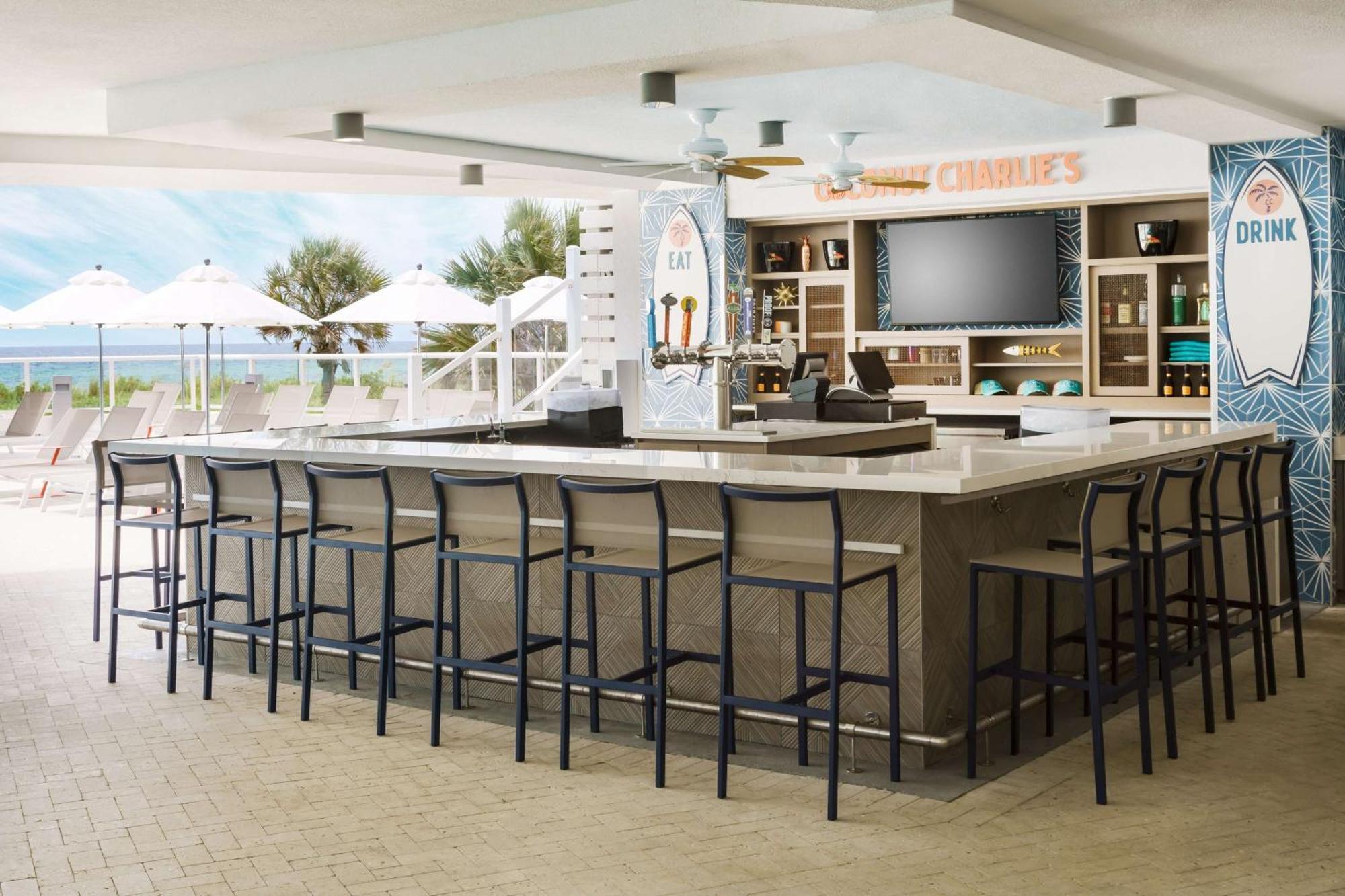 Hyatt Place Panama City Beach - Beachfront Exterior photo The bar at the pool